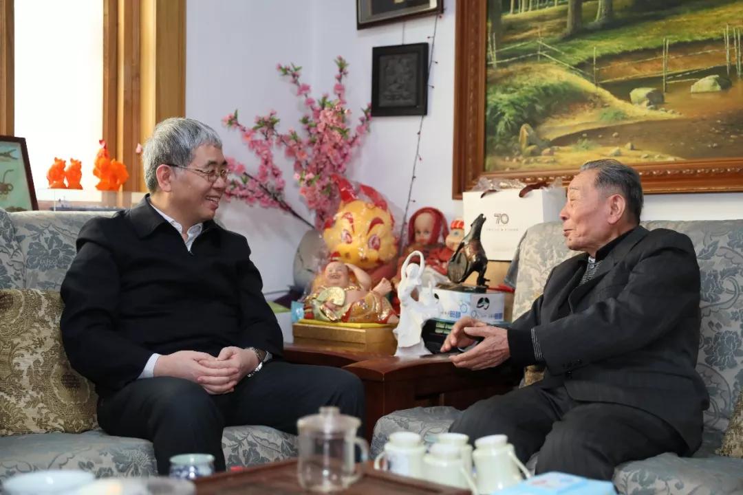 华体(中国)一站式服务平台集团党组成员走访慰问