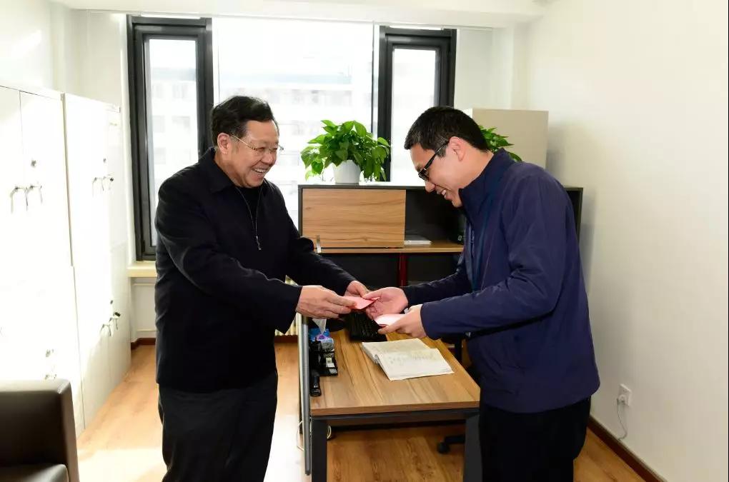 华体(中国)一站式服务平台集团党组成员走访慰问