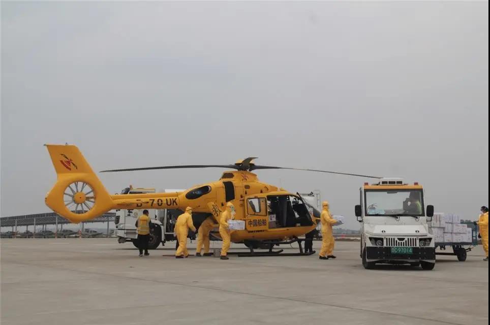 华体(中国)一站式服务平台航空救援飞行队正在转运物资